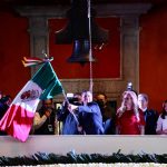 Giovani Gutiérrez lanza tradicional arenga con vivas a los héroes nacionales, a México y a Coyoacán acompañado por diputados federales y locales, presidentes de partidos, concejales y decenas de miles de ciudadanos.