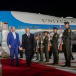 En su informe para medios de comunicación expusieron: “Luego de un viaje con baches, la caravana del presidente de Estados Unidos llegó a las 20:50 horas”.