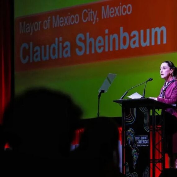 El martes, la mayoría de Morena aprovechó el caos para presentar una iniciativa con la cual le permitirán a la jefa de Gobierno, Claudia Sheinbaum, tener vía libre para hacer campaña presidencial en el extranjero,