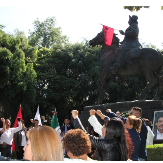 Integrantes del Frente Popular Francisco Villa (FPFV) colocaron una ofrenda floral en el monumento a El Centauro del Norte, ubicado en el Parque de los Venados, con motivo del centenario luctuoso del prócer de la Revolución Mexicana.