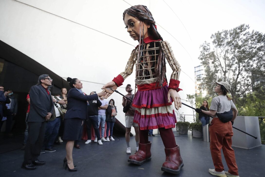 El pasado 16 de noviembre, la senadora dio la bienvenida al recinto legislativo a “La Pequeña Amal”, una marioneta de 3.5 metros de altura, que representa a una niña siria refugiada de 10 años y que se ha convertido en un símbolo de los derechos humanos, particularmente de los menores desplazados.  FOTO: Senado