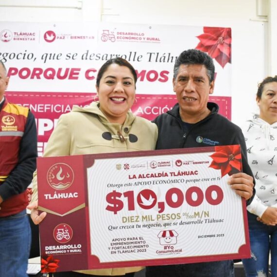 La alcaldesa de Tláhuac, Berenice Hernández Calderón, encabezó la entrega de recursos económicos a beneficiarios de la acción social “Apoyo al Emprendimiento y Fortalecimiento de Tláhuac 2023”. FOTOS: Especial