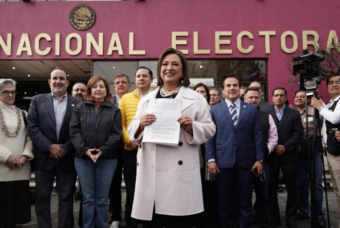 La precandidata del PAN, PRI Y PRD, Xóchitl Gálvez, acudió a las oficinas del Instituto Nacional Electoral a presentar una denuncia en contra de la precandidata de Morena, Claudia Sheinbaum y sus partidos políticos aliados PT y PVEM por presunto financiamiento ilícito para costear su precampaña, lo que vulnera los principios constitucionales de imparcialidad, neutralidad y equidad. FOTO: EspecialLa precandidata del PAN, PRI Y PRD, Xóchitl Gálvez, acudió a las oficinas del Instituto Nacional Electoral a presentar una denuncia en contra de la precandidata de Morena, Claudia Sheinbaum y sus partidos políticos aliados PT y PVEM por presunto financiamiento ilícito para costear su precampaña, lo que vulnera los principios constitucionales de imparcialidad, neutralidad y equidad. FOTO: Especial