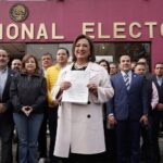 La precandidata del PAN, PRI Y PRD, Xóchitl Gálvez, acudió a las oficinas del Instituto Nacional Electoral a presentar una denuncia en contra de la precandidata de Morena, Claudia Sheinbaum y sus partidos políticos aliados PT y PVEM por presunto financiamiento ilícito para costear su precampaña, lo que vulnera los principios constitucionales de imparcialidad, neutralidad y equidad. FOTO: EspecialLa precandidata del PAN, PRI Y PRD, Xóchitl Gálvez, acudió a las oficinas del Instituto Nacional Electoral a presentar una denuncia en contra de la precandidata de Morena, Claudia Sheinbaum y sus partidos políticos aliados PT y PVEM por presunto financiamiento ilícito para costear su precampaña, lo que vulnera los principios constitucionales de imparcialidad, neutralidad y equidad. FOTO: Especial