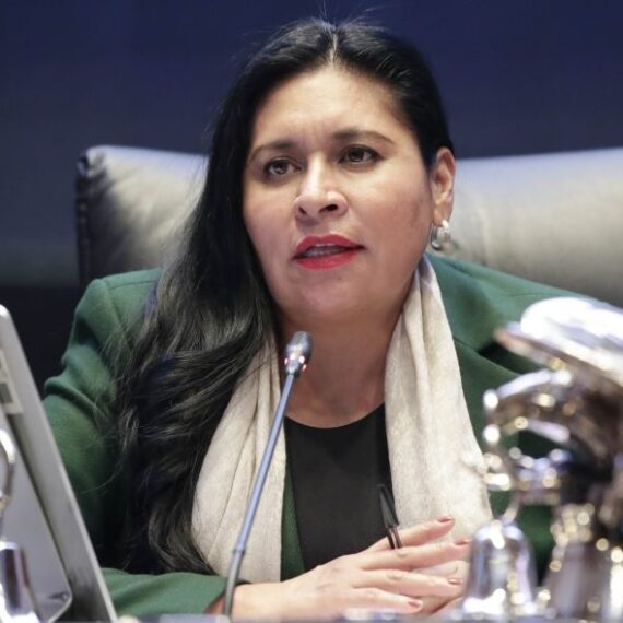 La senadora Ana Lilia Rivera Rivera destacó el papel de los y las senadoras de Morena, porque “sin ser un Constituyente” han sido capaces de reconstruir el tejido social y recuperar los derechos sociales de los mexicanos. FOTO: Senado