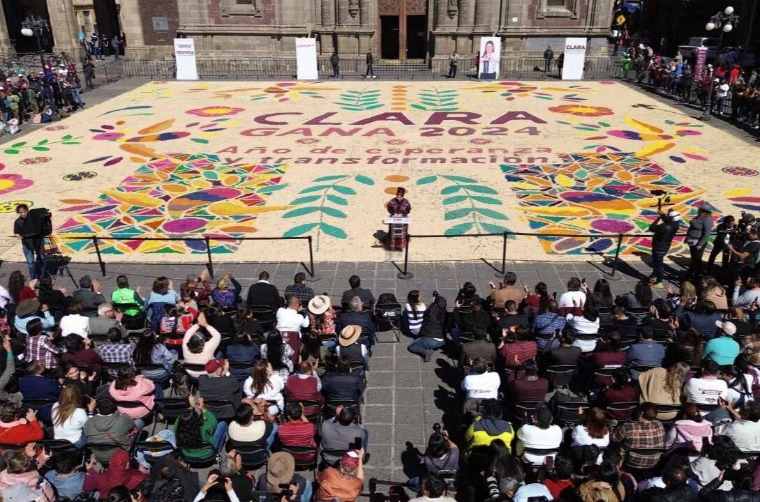 La precandidata de Morena a la jefatura de Gobierno, Clara Brugada, cerró precampaña en la Plaza de Santo Domingo ante simpatizantes y militantes de la coalición Sigamos Haciendo Historia (Morena, PVEM, PT). Señaló que en seis meses triunfará la mayoría y, con ello, las fuerzas de la corrupción sufrirán una derrota histórica y contundente. Foto: Campaña Clara Brugada