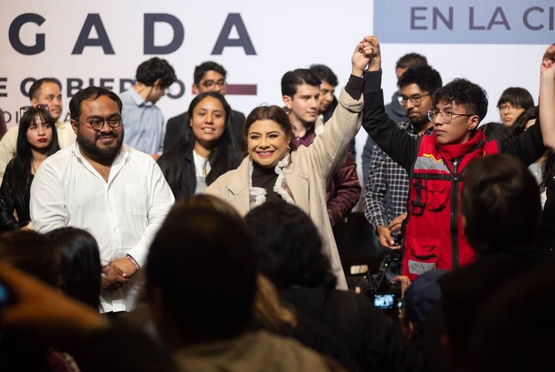 Ante 500 jóvenes reunidos en el Club de Periodistas, Clara Brugada, precandidata única a la jefatura de Gobierno por la coalición Sigamos Haciendo Historia, señaló que “el corazón de la Cuarta Transformación es de jóvenes, porque heredamos de ellos una lucha histórica de transformación en esta ciudad y en este país”. Foto: Campaña Clara Brugada