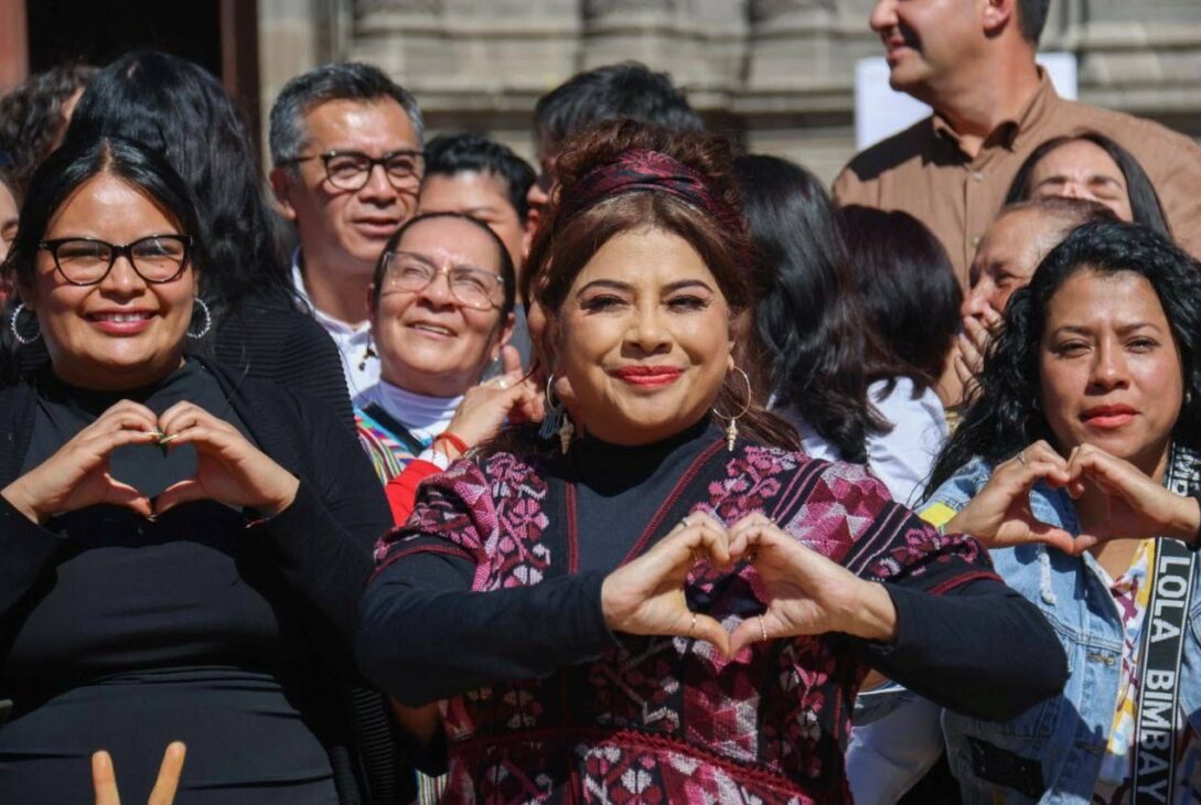 Durante el periodo de precampaña, la abanderada de Morena, Clara Brugada, resaltó el compromiso de continuar con la edificación de la Cuarta Transformación. “Tenemos un gran reto: construir el segundo piso de la 4T en la Ciudad de México y profundizar y mejorar lo que ya hizo aquí Claudia Sheinbaum”, dijo en uno de sus actos. Foto: Campaña Clara Brugada