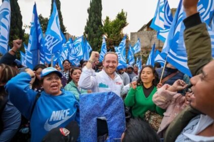 Queda claro que en Morena de la CDMX andan desesperados y ya no saben qué hacer para atacar a Santiago Taboada, el candidato de la oposición a la Jefatura de Gobierno. FOTOS: Campaña Taboada