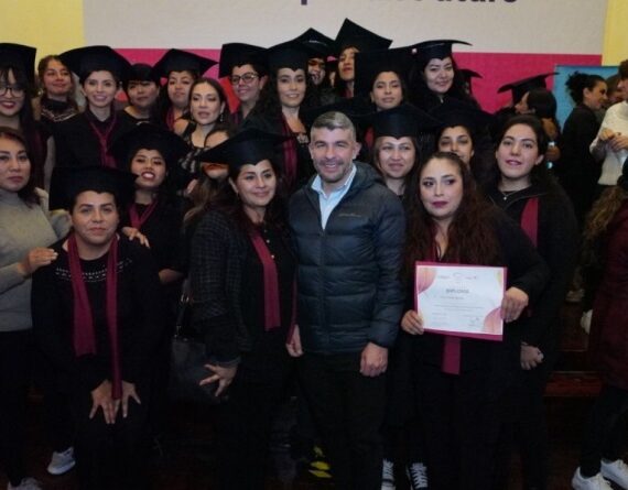 El alcalde Mauricio Tabe destacó la gran capacitación que recibieron 127 vecinas de Miguel Hidalgo durante el curso "Belleza por un Futuro", que impartió Grupo L'Oréal en conjunto con Casa Gaviota A.C., para ayudarlas a insertarse en el mercado laboral y tener ingresos propios. FOTO: Especial