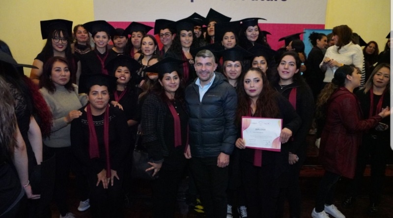 El alcalde Mauricio Tabe destacó la gran capacitación que recibieron 127 vecinas de Miguel Hidalgo durante el curso "Belleza por un Futuro", que impartió Grupo L'Oréal en conjunto con Casa Gaviota A.C., para ayudarlas a insertarse en el mercado laboral y tener ingresos propios. FOTO: Especial