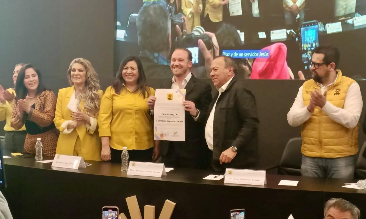 La presidenta del PRD en la CDMX, Nora Arias, nomás se quedó mirando cómo el líder nacional de su partido, Jesús Zambrano, le entregaba su constancia al candidato a la Jefatura de Gobierno de la CDMX, Santiago Taboada. FOTO:  PRD