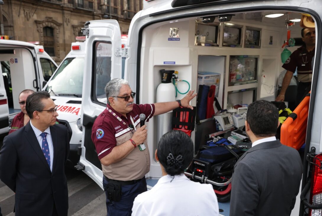 Con el propósito de reforzar el Sistema Público de Atención Prehospitalaria y mejorar la atención de urgencias médicas gratuitas de los capitalinos, el jefe de Gobierno, Martí Batres recibió 18 nuevas ambulancias por donación del Gobierno Federal, mediante la Administración del Patrimonio de la Beneficencia Pública. Foto: GCDMX