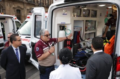 Con el propósito de reforzar el Sistema Público de Atención Prehospitalaria y mejorar la atención de urgencias médicas gratuitas de los capitalinos, el jefe de Gobierno, Martí Batres recibió 18 nuevas ambulancias por donación del Gobierno Federal, mediante la Administración del Patrimonio de la Beneficencia Pública. Foto: GCDMX