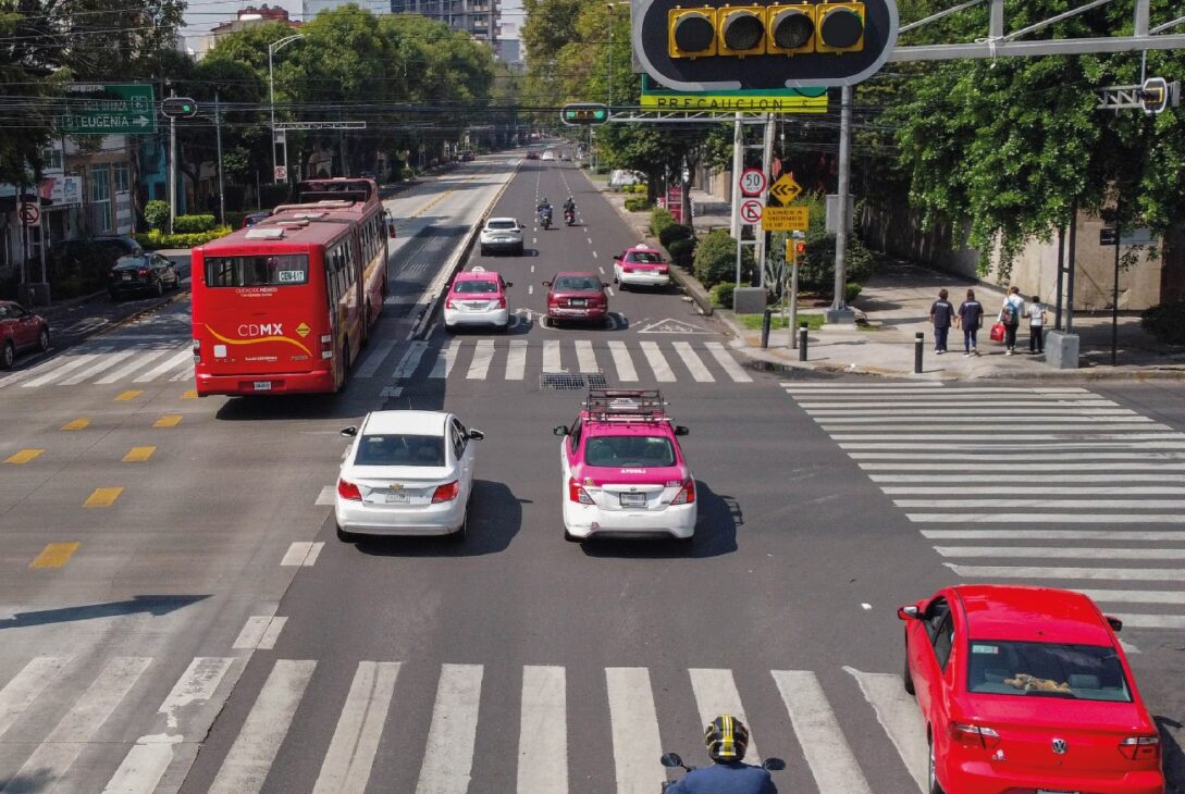 El gobierno de la Ciudad de México dio a conocer las tarifas que deberán pagar los propietarios de vehículos en la capital del país a partir del 1 de enero, respecto a la licencia de conducir, refrendo y tenencia de auto. FOTO: Secretaría de Movilidad