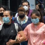 Cuando parecía que la fuerza del covid-19 había disminuido, el 11 de diciembre de 2023 se detectó en la Ciudad de México el primer caso en el país de su nueva variante: JN-1, conocida como pirola.  Las opiniones se dividen sobre la magnitud de su riesgo: algunos no la consideran de gravedad; otros, que sí es de cuidado. Foto: Especial