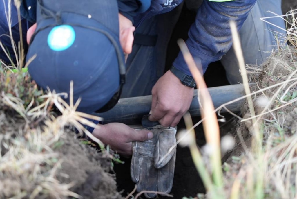 Con el fin de identificar y clausurar una toma de agua clandestina, este miércoles fueron aseguradas tres pipas con capacidad de 10 mil litros cada una, utilizadas para la distribución ilegal del recurso, y una pipa más de 20 mil litros destinada a la extracción continua y almacenamiento del vital líquido, así lo dio a conocer el jefe de Gobierno, Martí Batres, en conferencia de prensa.   Foto: GCDMX