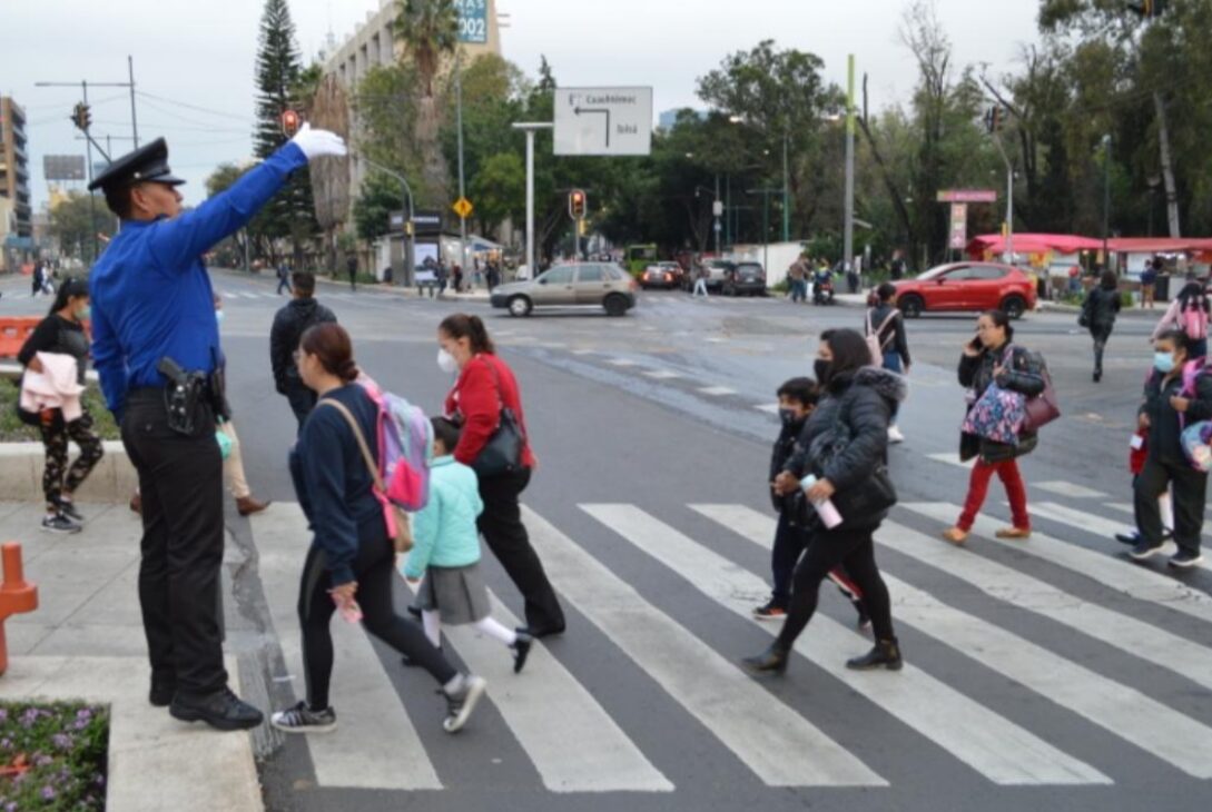 Con motivo del retorno a las aulas, el jefe de Gobierno Martí Batres, informó que se implementará un dispositivo especial de prevención a partir de las 6:00 horas de este lunes 8 de enero, en el que participarán 14 mil 588 efectivos de la Secretaría de Seguridad Ciudadana (SSC) en zonas escolares de las 16 alcaldías, como parte del operativo “Regreso a Clases”. FOTO: GCDMX