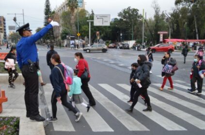 Con motivo del retorno a las aulas, el jefe de Gobierno Martí Batres, informó que se implementará un dispositivo especial de prevención a partir de las 6:00 horas de este lunes 8 de enero, en el que participarán 14 mil 588 efectivos de la Secretaría de Seguridad Ciudadana (SSC) en zonas escolares de las 16 alcaldías, como parte del operativo “Regreso a Clases”. FOTO: GCDMX