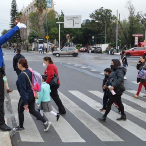 Con motivo del retorno a las aulas, el jefe de Gobierno Martí Batres, informó que se implementará un dispositivo especial de prevención a partir de las 6:00 horas de este lunes 8 de enero, en el que participarán 14 mil 588 efectivos de la Secretaría de Seguridad Ciudadana (SSC) en zonas escolares de las 16 alcaldías, como parte del operativo “Regreso a Clases”. FOTO: GCDMX