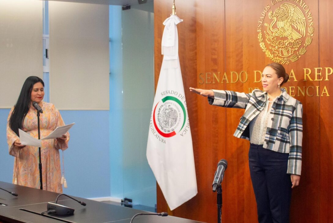 La presidenta de la Mesa Directiva, Ana Lilia Rivera Rivera, le tomó la protesta de ley, para asumir el cargo de senadora de la República, a María Isabel Rodríguez Jiménez, quien es suplente de la senadora con licencia Sasil de León Villard. FOTO: Especial