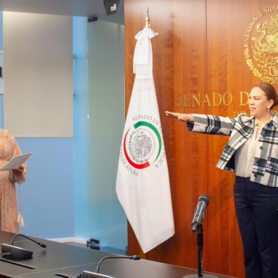 La presidenta de la Mesa Directiva, Ana Lilia Rivera Rivera, le tomó la protesta de ley, para asumir el cargo de senadora de la República, a María Isabel Rodríguez Jiménez, quien es suplente de la senadora con licencia Sasil de León Villard. FOTO: Especial