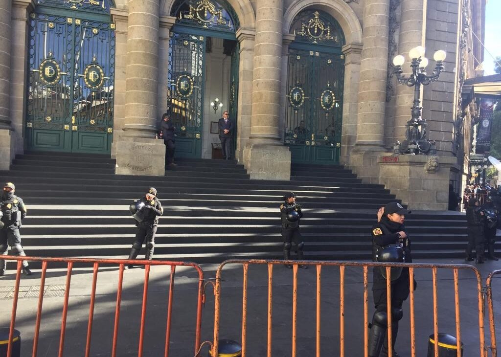 Al Salón de Plenos Congreso de la Ciudad de México ya llegaron los 27 legisladores de oposición que anunciaron previamente su voto en contra de la ratificación de Ernestina Godoy para otros cuatro años como titular de la Fiscalía General de Justicia de la Ciudad de México, con lo que Morena y sus aliados no lograrían los 44 sufragios que requieren para postergar su gestión.