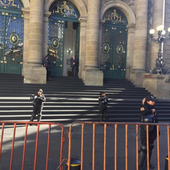 Al Salón de Plenos Congreso de la Ciudad de México ya llegaron los 27 legisladores de oposición que anunciaron previamente su voto en contra de la ratificación de Ernestina Godoy para otros cuatro años como titular de la Fiscalía General de Justicia de la Ciudad de México, con lo que Morena y sus aliados no lograrían los 44 sufragios que requieren para postergar su gestión.