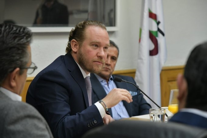 Líderes del oficialismo y de la oposición en la Ciudad de México lo dicen de manera tajante: al alcalde de Cuajimalpa, Adrián Rubalcava lo presionaron a carpetazos de investigación y por alguna razón –que parece evidente– se doblegó muy fácil a los designios de Claudia Sheinbaum, Ernestina Godoy y Martí Batres, su compañero de ‘cátedra’ con René Bejarano. FOTO: Especial