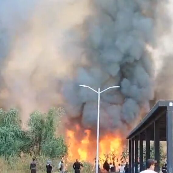 El domingo que hubo un terrible incendio forestal en Cuemanco, en la zona donde convergen las Alcaldías Xochimilco e Iztapalapa, brilló por su ausencia el jefe de Gobierno, Martí Batres. FOTO: RRSS