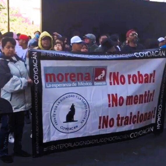 Por vez primera en lo que va de la contienda interna de Morena para las candidaturas a las Alcaldías, un grupo de inconformes se plantó enfrente de la sede del partido en la Ciudad de México para exigir que el presidente, Sebastián Ramírez los recibiera. FOTOS: CDMX Magacín