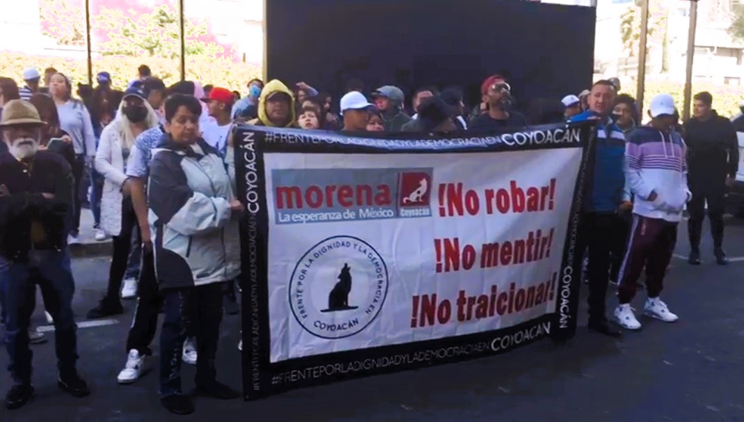 Por vez primera en lo que va de la contienda interna de Morena para las candidaturas a las Alcaldías, un grupo de inconformes se plantó enfrente de la sede del partido en la Ciudad de México para exigir que el presidente, Sebastián Ramírez los recibiera. FOTOS: CDMX Magacín