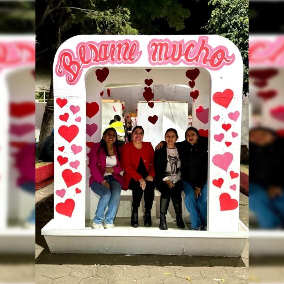 Este 14 de febrero en que se celebra el Día de San Valentín, una festividad plena de color flores, globos y regalos, inundará las calles de Tláhuac. La administración local en Tláhuac que encabeza Berenice Hernández Calderón, tiene preparados diversos eventos para que vivas este momento mágico en compañía de familiares y seres queridos.  FOTOS: Especial