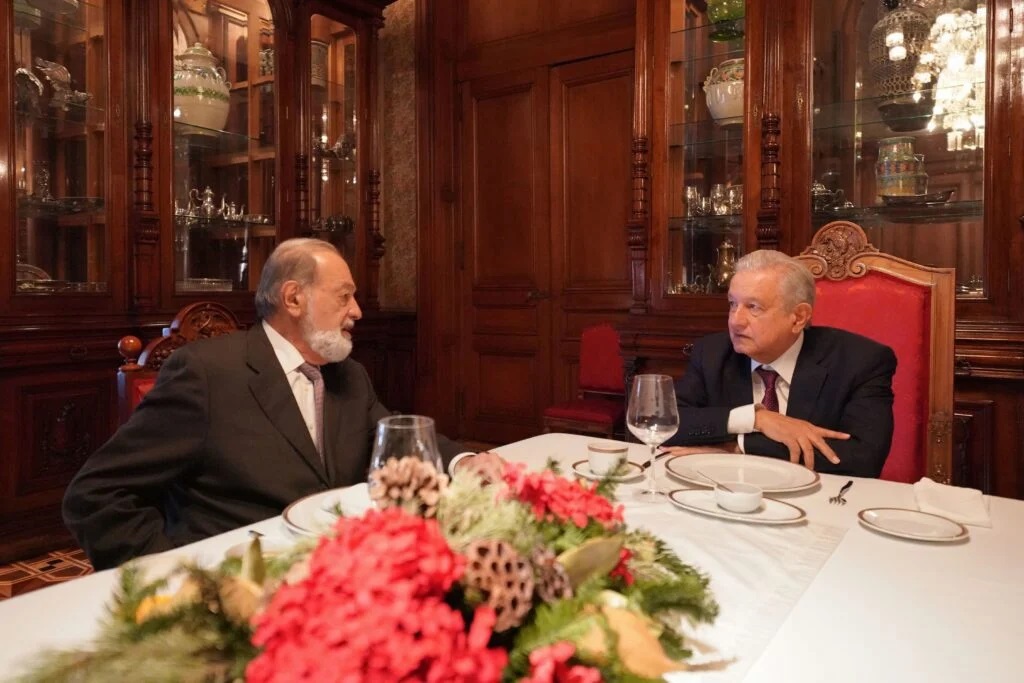 Ni de cara a la entonces jefa de Gobierno, Claudia Sheinbaum, y mucho menos ante el presidente Andrés Manuel López Obrador, el empresario Carlos Slim se atrevió a mentir, a propósito de la tragedia en la Línea 12 del Metro, ocurrida el 3 de mayo de 2021, que dejó como saldo 27 muertos –no 26 como se ha dicho–, pues el gobierno capitalino intentó ocultar el fallecimiento de un menor de edad por el desplome. FOTO: Archivo Presidencia