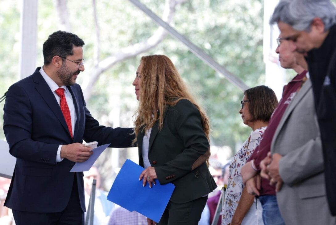 El jefe de Gobierno, Martí Batres hizo entrega de mil licencias-credenciales a personas trabajadoras no asalariadas de la Ciudad de México, cuyo objetivo es otorgarles identidad formal, certeza jurídica y reconocimiento a sus derechos como parte del conglomerado económico de la capital.