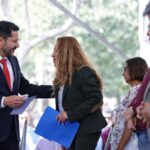 El jefe de Gobierno, Martí Batres hizo entrega de mil licencias-credenciales a personas trabajadoras no asalariadas de la Ciudad de México, cuyo objetivo es otorgarles identidad formal, certeza jurídica y reconocimiento a sus derechos como parte del conglomerado económico de la capital.