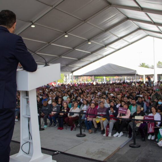 Con el objetivo de apoyar a las escuelas en el mantenimiento y mejora de infraestructura e instalaciones, el jefe de Gobierno, Martí Batres, entregó recursos a mil 401 planteles de educación básica, de un total de 2 mil 731, como parte del programa “La Escuela es Nuestra-Mejor Escuela”. FOTO: GCMX