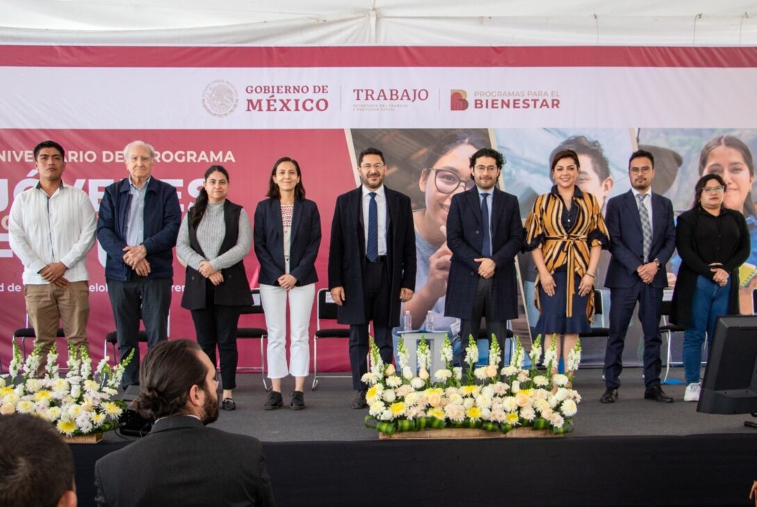 En la celebración del quinto aniversario del programa Jóvenes Construyendo el Futuro, el titular de la Secretaría del Trabajo y Previsión Social (STPS), Marath Bolaños López, informó que durante este periodo se han sumado 2 millones 950 mil jóvenes beneficiados, lo que supera la meta inicial de 2.3 millones. Con ello, se gana una generación que contribuirá a la construcción de un México más justo y equitativo, destacó. Foto: GCDMX