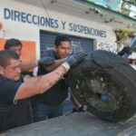 En respuesta a las constantes quejas de los vecinos respecto a obstáculos en la vía pública, debido al apartado indebido de lugares de estacionamiento, la Alcaldía de Azcapotzalco llevó a cabo un operativo en tres colonias, logrando el retiro de más de dos toneladas de Bienes mostrencos. FOTO: Especial