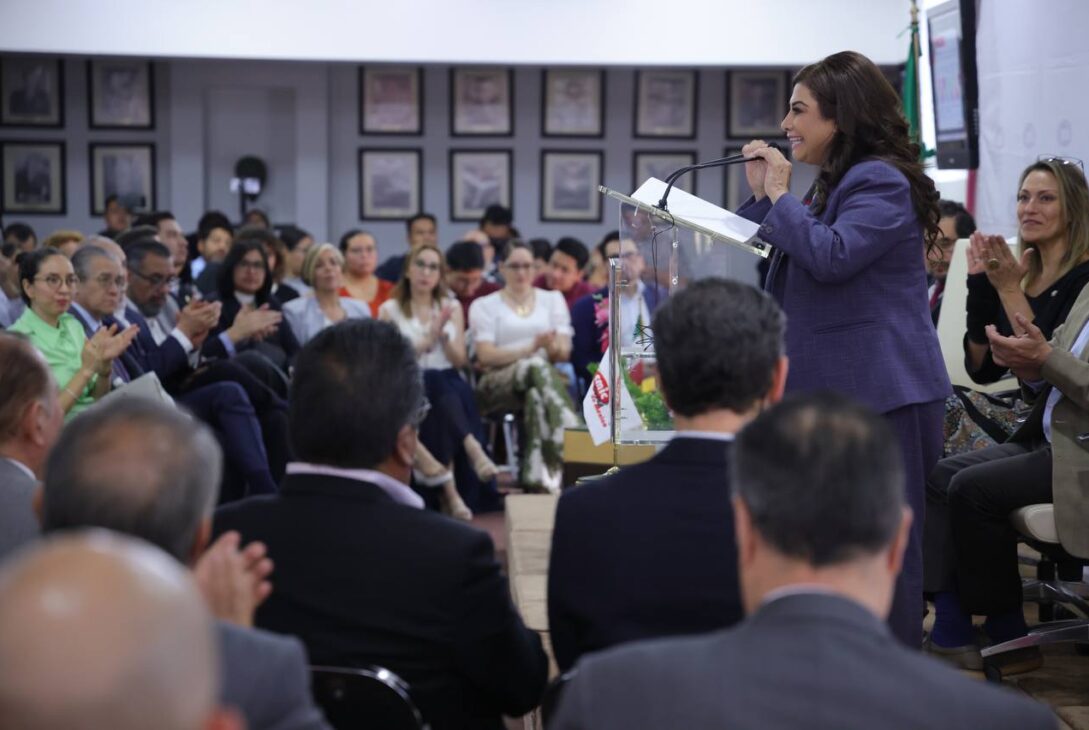 La candidata a la jefatura de Gobierno por la coalición “Sigamos haciendo historia”, Clara Brugada, dijo ante integrantes de la Cámara Mexicana de la Industria de la Construcción (CMIC), que, de ser la mandataria de la capital del país, pretende romper record en la inversión pública. FOTO: Campaña Brugada