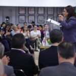 La candidata a la jefatura de Gobierno por la coalición “Sigamos haciendo historia”, Clara Brugada, dijo ante integrantes de la Cámara Mexicana de la Industria de la Construcción (CMIC), que, de ser la mandataria de la capital del país, pretende romper record en la inversión pública. FOTO: Campaña Brugada