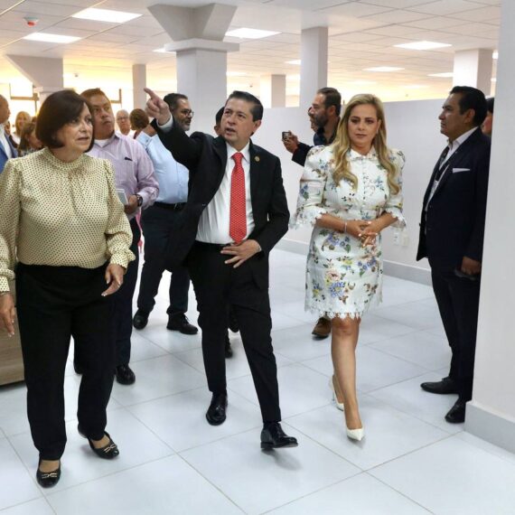 Al inaugurar el edificio de oficinas de gobierno de Caballo Calco no. 22, en el que se realizaron trabajos de rehabilitación para salvaguardar la integridad, seguridad y dignificar el espacio laboral de cerca de 600 trabajadoras y trabajadores, el alcalde Giovani Gutiérrez Aguilar destacó que Coyoacán es ejemplo de lo que debe de hacer un gobierno profesional, dedicado en todo momento al bien común. FOTOS: Especial