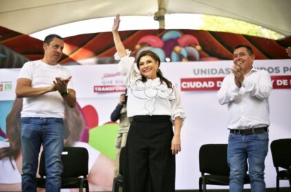 Clara Brugada, candidata de Morena a la Jefatura de Gobierno, negó que su equipo esté detrás de la destrucción y el retiro de propaganda de su contrincante Santiago Taboada. FOTO: Campaña Brugada