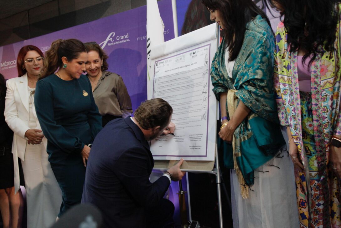 A propósito de la cercana conmemoración del Día Internacional de la Mujer, Santiago Taboada, candidato a la Jefatura de Gobierno por la coalición “Va X la Ciudad de México”, firmó los compromisos de la Agenda Mujeres 2024-2030, cuyo objetivo es presentar propuestas en materia de género que contribuyan a cerrar la brecha de la desigualdad. Foto: Campaña Santiago Taboada