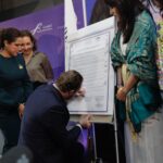 A propósito de la cercana conmemoración del Día Internacional de la Mujer, Santiago Taboada, candidato a la Jefatura de Gobierno por la coalición “Va X la Ciudad de México”, firmó los compromisos de la Agenda Mujeres 2024-2030, cuyo objetivo es presentar propuestas en materia de género que contribuyan a cerrar la brecha de la desigualdad. Foto: Campaña Santiago Taboada