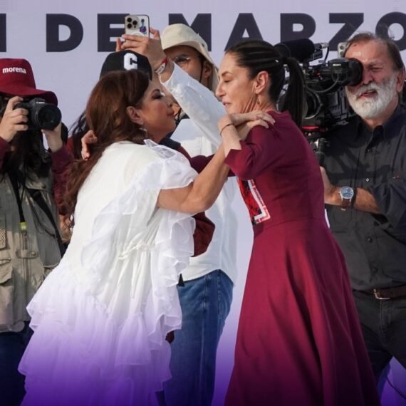 Tal parece que toda la campaña de Clara Brugada a la Jefatura de Gobierno de la Ciudad de México será a la sombra de la de Claudia Sheinbaum, tal como arrancó, pues no le permitieron iniciar su proselitismo en el primer minuto del 1 de marzo, como sí lo hizo su adversario de la oposición, Santiago Taboada, quien sí tiene independencia para ello. FOTO: Cuartoscuro