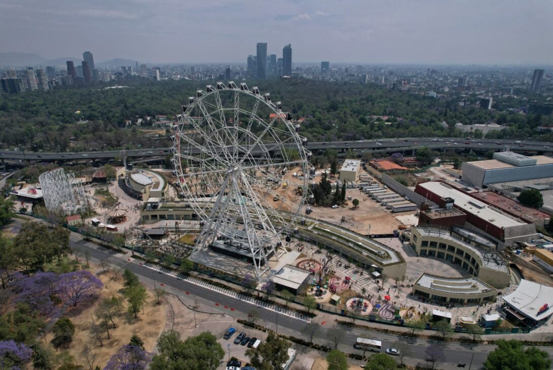 Aunque el jefe de Gobierno diga lo contrario, en los hechos el Parque Aztlán que inauguró la semana pasada es elitista y de alcance imposible para la mayoría de la población, pues una visita podría costar cuando menos 800 pesos por persona, cuando antes la Feria de Chapultepec costaba 400 pesos. FOTO: GCDMX