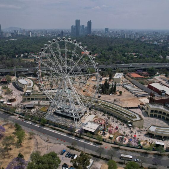 Aunque el jefe de Gobierno diga lo contrario, en los hechos el Parque Aztlán que inauguró la semana pasada es elitista y de alcance imposible para la mayoría de la población, pues una visita podría costar cuando menos 800 pesos por persona, cuando antes la Feria de Chapultepec costaba 400 pesos. FOTO: GCDMX