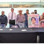 Padres de los 43 normalistas de Ayotzinapa, acompañados por su representante legal, Vidulfo Rosales, se reunieron este mediodía en privado con el senador Ricardo Monreal Ávila, coordinador de Morena y presidente de la Junta de Coordinación Política del Senado. FOTO: X / Monreal