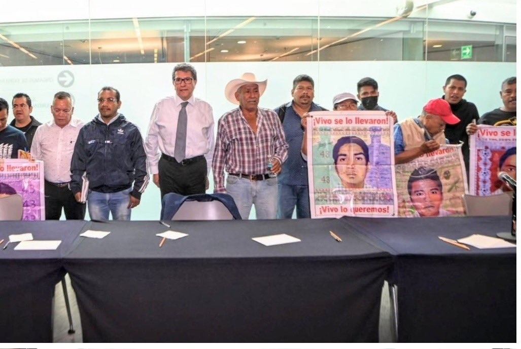 Padres de los 43 normalistas de Ayotzinapa, acompañados por su representante legal, Vidulfo Rosales, se reunieron este mediodía en privado con el senador Ricardo Monreal Ávila, coordinador de Morena y presidente de la Junta de Coordinación Política del Senado. FOTO: X / Monreal